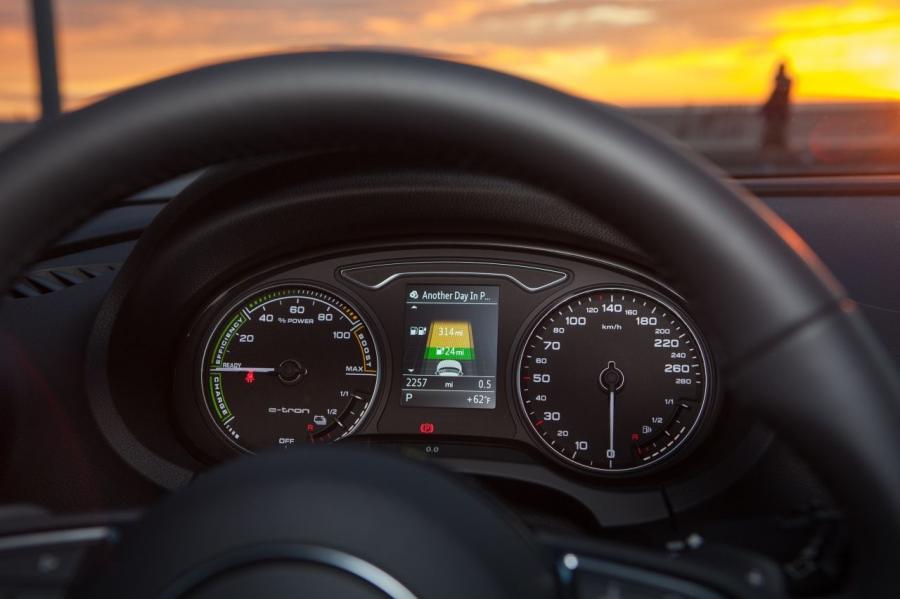 Панель приборов Audi A3 Sportback e-Tron (8V) 2014 года  (фото 30 из 95)